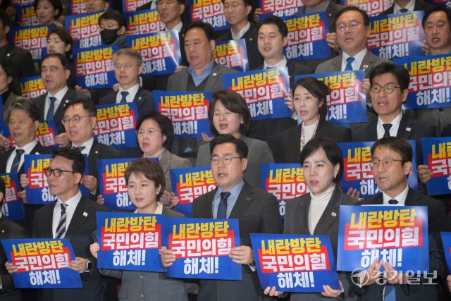 내란 특검법·김건희 여사 특검법이 재표결 끝에 부결된 지난 8일 오후 국회 본청에서 더불어민주당 의원들이 국민의힘을 규탄하고 있다. 조주현기자