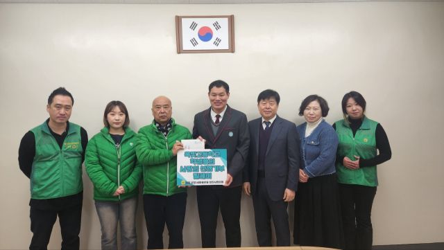 9일 양주 옥빛고등학교 교장실에서 유강현 양주 옥빛고 학생회장(왼쪽 네 번째)이 오수영 직장공장새마을 양주시협의회장(왼쪽 세 번째)에게 기부금을 전달하고 기념사진을 찍고 있다. 직장공장새마을 양주시협의회 제공