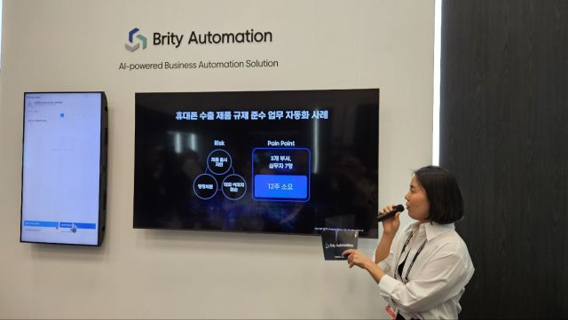 현지시간 8일 미국 라스베이거스 컨벤션센터에서 열린 CES 2025에서 삼성SDS 관계자가 생성형 AI 서비스 브리티 오토메이션 시연을 하고 있다. 연합뉴스