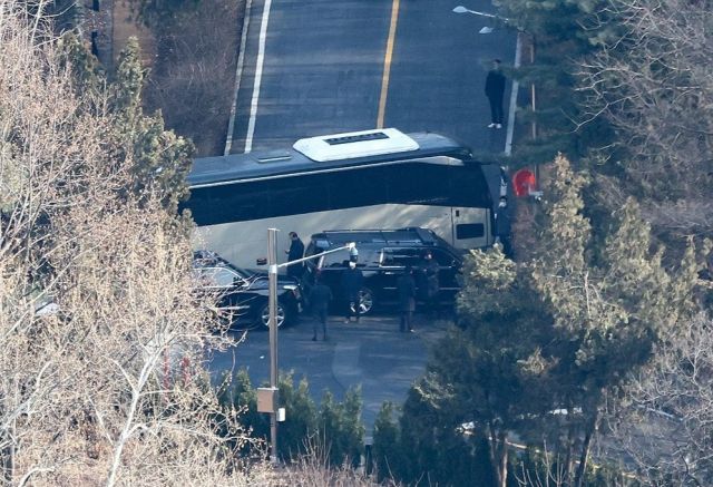 고위공직자범죄수사처가 윤석열 대통령의 체포영장 집행에 나선 3일 서울 용산구 한남동 대통령 관저 경내 도로를 대통령 경호 인원들이 차량으로 막고 있다. 연합뉴스