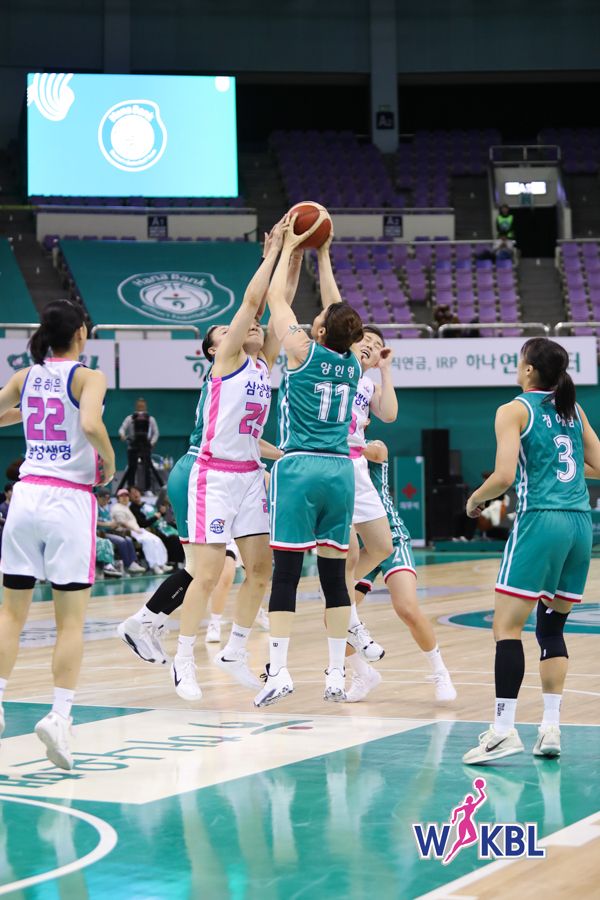 용인 삼성생명과 부천 하나은행이 10일 시즌 4번째 대결을 펼친다. 지난해 2라운드 맞대결에서 양 팀 선수들이 리바운드를 다투고 있다.WKBL 제공