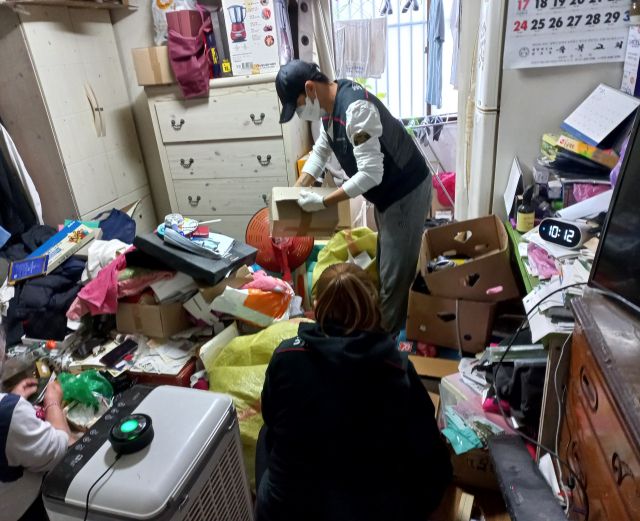 인천 남동구 직원들이 50세 이상 어르신 집 쓰레기를 청소하고 있다. 남동구 제공