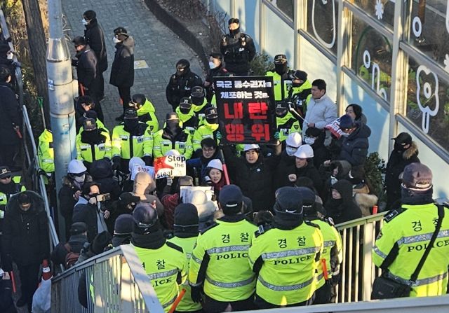 윤석열 대통령 탄핵 반대하는 '백골단'. 연합뉴스