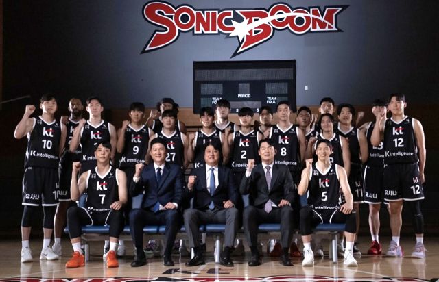 프로농구 수원 KT 소닉붐이 문경은 신임 감독 체제를 갖춘 가운데, 부산 KCC와 2025-2026시즌 홈 개막전을 치른다. KT 제공