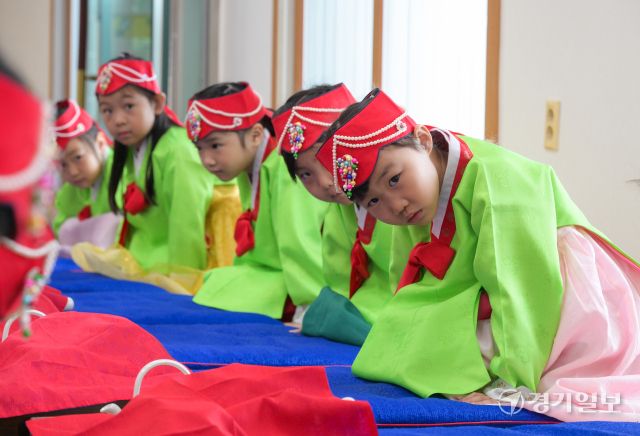 추석 연휴를 앞둔 1일 오전 안산시행복예절관에서 열린 예절교육에서 안산시 와동 뽀뽀뽀 어린이집 아이들이 예절교육을 받고 있다. 윤원규기자