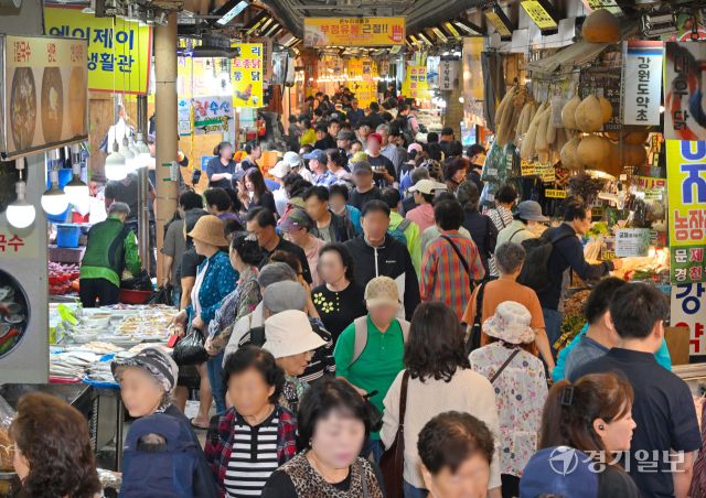 1일 오후 추석 대목을 맞은 수원특례시 못골시장이 장을 보러 온 시민들로 모처럼 활기를 띠고 있다. 한국농수산식품유통공사(aT)가 조사한 올해 추석 차례상 차림 비용은 평균 19만 9693원으로 전년 대비 1.8% 하락한 것으로 나타났다. 김시범기자