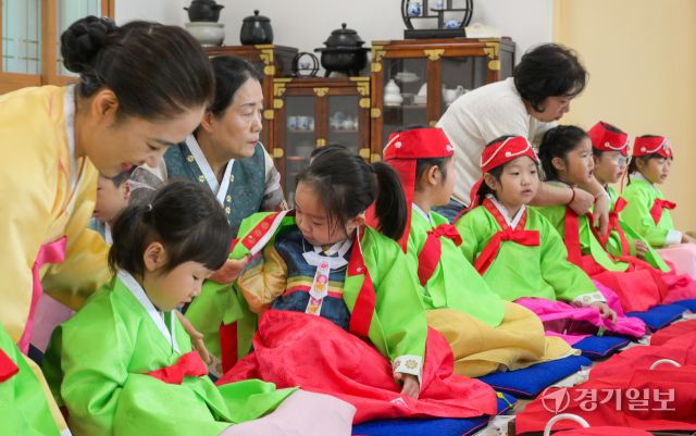 추석 연휴를 앞둔 1일 오전 안산시행복예절관에서 열린 예절교육에서 안산시 와동 뽀뽀뽀 어린이집 아이들이 예절교육을 받고 있다. 윤원규기자