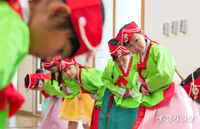 추석 연휴를 앞둔 1일 오전 안산시행복예절관에서 열린 예절교육에서 안산시 와동 뽀뽀뽀 어린이집 아이들이 예절교육을 받고 있다. 윤원규기자