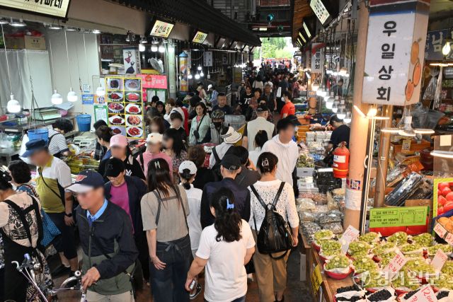 1일 오후 추석 대목을 맞은 수원특례시 못골시장이 장을 보러 온 시민들로 모처럼 활기를 띠고 있다. 한국농수산식품유통공사(aT)가 조사한 올해 추석 차례상 차림 비용은 평균 19만 9693원으로 전년 대비 1.8% 하락한 것으로 나타났다. 김시범기자