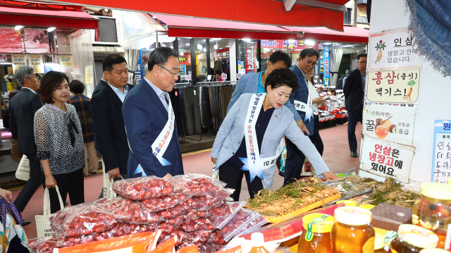 시석중 경기신용보증재단 이사장(왼쪽)과 남경순 경기도의원(오른쪽)이 1일 북수원시장에서 제수용품을 구매하고 있다. 경기신보 제공.