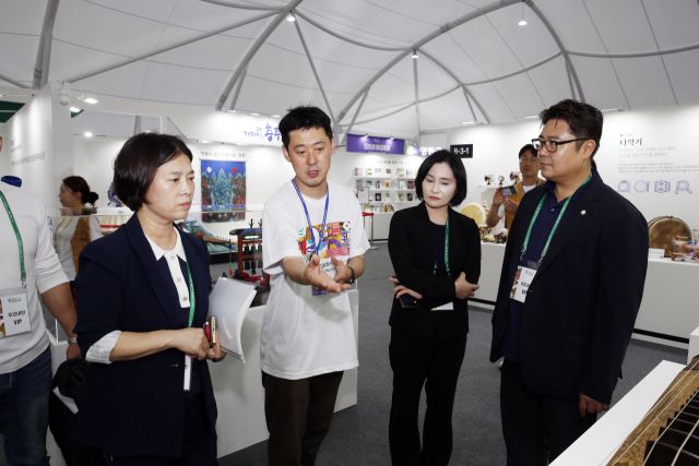김포시의원들이 충북 영동군 축제 관계자로부터 설명을 듣고 있다. 김포시의회 제공