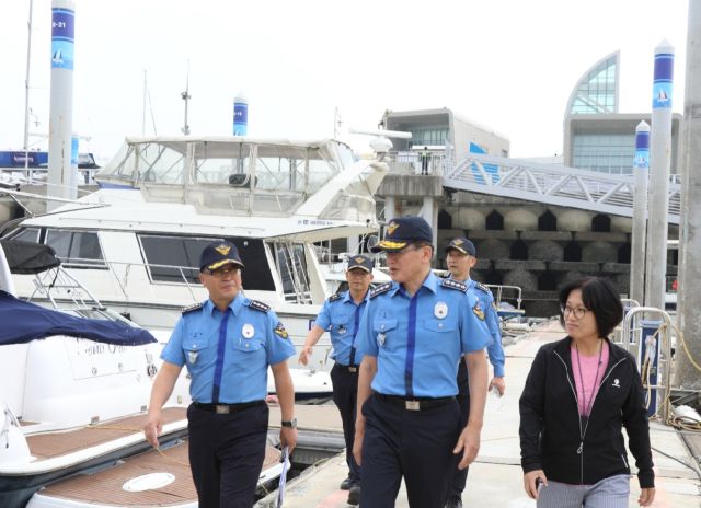 김용진 해경 청장(좌측 세 번째)과 우채명 서장(우측 첫번째)이 추석연휴대비 전곡마리나 현장점검을 실시하고 있다. 평택해경 제공