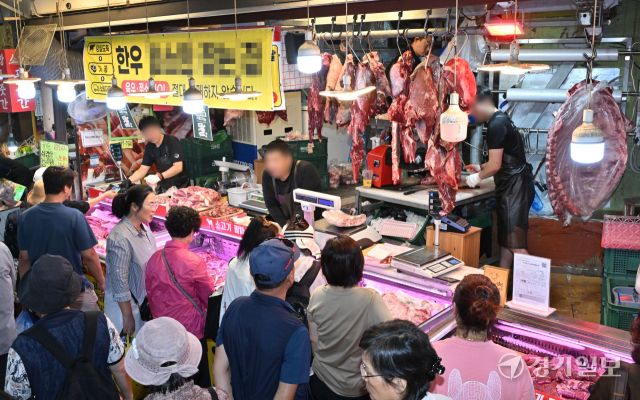 1일 오후 추석 대목을 맞은 수원특례시 못골시장이 장을 보러 온 시민들로 모처럼 활기를 띠고 있다. 한국농수산식품유통공사(aT)가 조사한 올해 추석 차례상 차림 비용은 평균 19만 9693원으로 전년 대비 1.8% 하락한 것으로 나타났다. 김시범기자