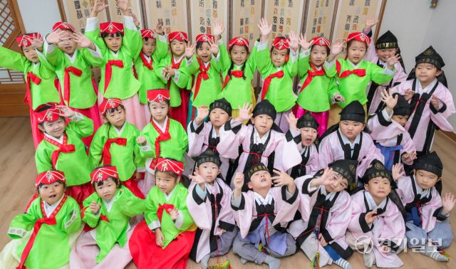 추석 연휴를 앞둔 1일 오전 안산시행복예절관에서 열린 예절교육에서 안산시 와동 뽀뽀뽀 어린이집 아이들이 예절교육을 받고 있다. 윤원규기자