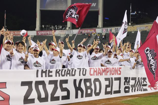 LG 트윈스 선수단이 1일 '정규리그 1위' 세리머니를 하고 있다. LG는 이날 NC에게 패했지만 2위인 한화가 SSG에 승리를 거두지 못해 정규리그 1위를 확정지었다. 연합뉴스