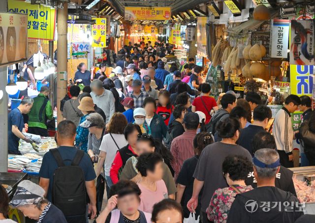 1일 오후 추석 대목을 맞은 수원특례시 못골시장이 장을 보러 온 시민들로 모처럼 활기를 띠고 있다. 한국농수산식품유통공사(aT)가 조사한 올해 추석 차례상 차림 비용은 평균 19만 9693원으로 전년 대비 1.8% 하락한 것으로 나타났다. 김시범기자