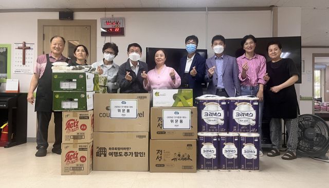 김성중 경기도 행정1부지사가 추석을 앞두고 1일 구리시 전통시장과 남양주시의 요양시설을 각각 찾아 화재안전시설과 서민물가를 점검하고, 요양시설 입소자를 위로했다. 경기도 제공