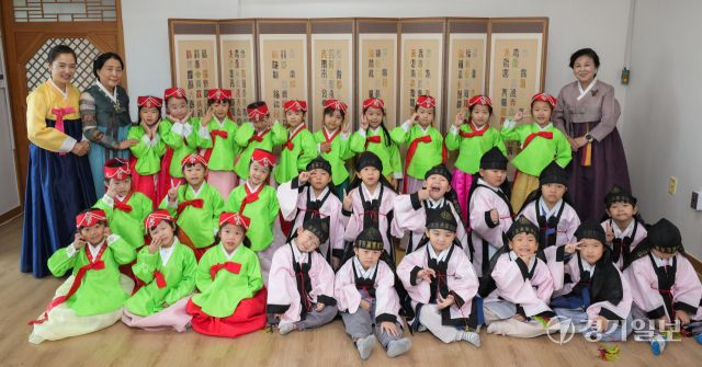 추석 연휴를 앞둔 1일 오전 안산시행복예절관에서 열린 예절교육에서 안산시 와동 뽀뽀뽀 어린이집 아이들이 예절교육을 받고 있다. 윤원규기자