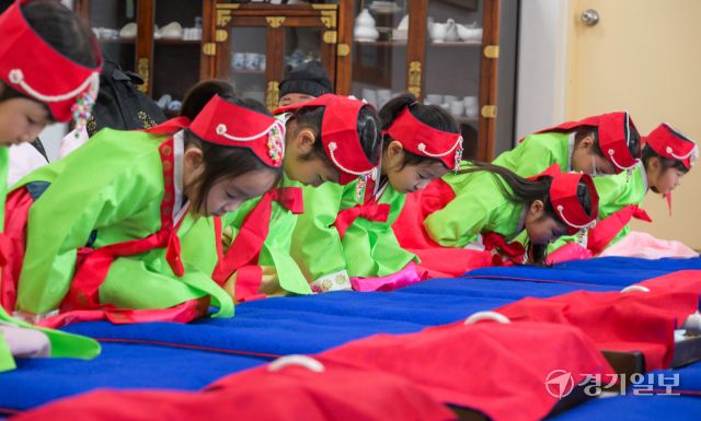 추석 연휴를 앞둔 1일 오전 안산시행복예절관에서 열린 예절교육에서 안산시 와동 뽀뽀뽀 어린이집 아이들이 예절교육을 받고 있다. 윤원규기자