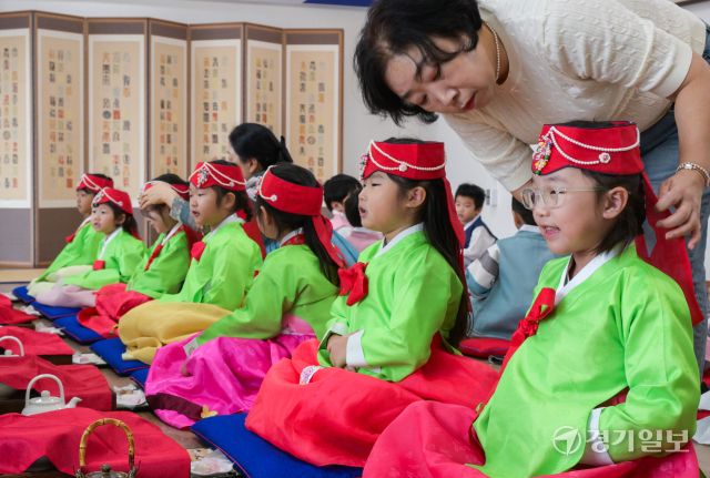 추석 연휴를 앞둔 1일 오전 안산시행복예절관에서 열린 예절교육에서 안산시 와동 뽀뽀뽀 어린이집 아이들이 예절교육을 받고 있다. 윤원규기자