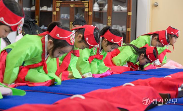 추석 연휴를 앞둔 1일 오전 안산시행복예절관에서 열린 예절교육에서 안산시 와동 뽀뽀뽀 어린이집 아이들이 예절교육을 받고 있다. 윤원규기자