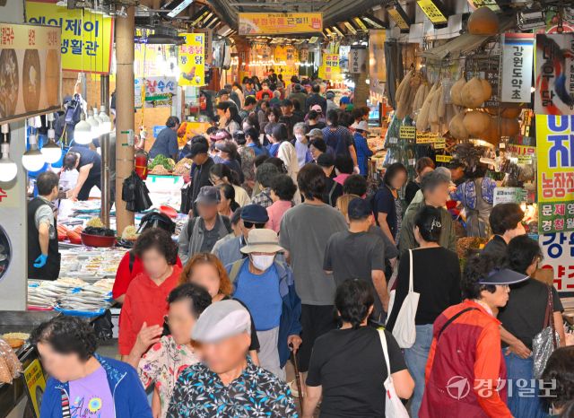 1일 오후 추석 대목을 맞은 수원특례시 못골시장이 장을 보러 온 시민들로 모처럼 활기를 띠고 있다. 한국농수산식품유통공사(aT)가 조사한 올해 추석 차례상 차림 비용은 평균 19만 9693원으로 전년 대비 1.8% 하락한 것으로 나타났다. 김시범기자