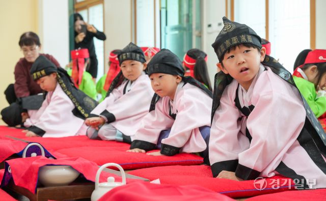 추석 연휴를 앞둔 1일 오전 안산시행복예절관에서 열⁶린 예절교육에서 안산시 와동 뽀뽀뽀 어린이집 아이들이 예절교육을 받고 있다. 윤원규기자