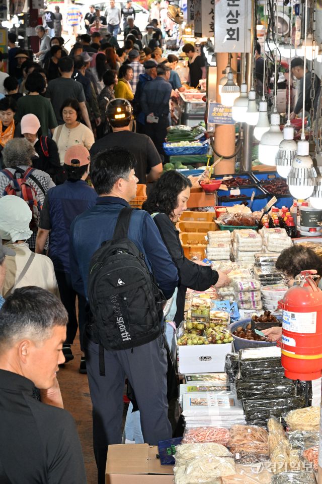 1일 오후 추석 대목을 맞은 수원특례시 못골시장이 장을 보러 온 시민들로 모처럼 활기를 띠고 있다. 한국농수산식품유통공사(aT)가 조사한 올해 추석 차례상 차림 비용은 평균 19만 9693원으로 전년 대비 1.8% 하락한 것으로 나타났다. 김시범기자