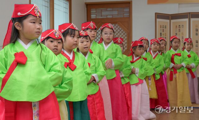 추석 연휴를 앞둔 1일 오전 안산시행복예절관에서 열린 예절교육에서 안산시 와동 뽀뽀뽀 어린이집 아이들이 예절교육을 받고 있다. 윤원규기자