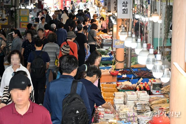 1일 오후 추석 대목을 맞은 수원특례시 못골시장이 장을 보러 온 시민들로 모처럼 활기를 띠고 있다. 한국농수산식품유통공사(aT)가 조사한 올해 추석 차례상 차림 비용은 평균 19만 9693원으로 전년 대비 1.8% 하락한 것으로 나타났다. 김시범기자