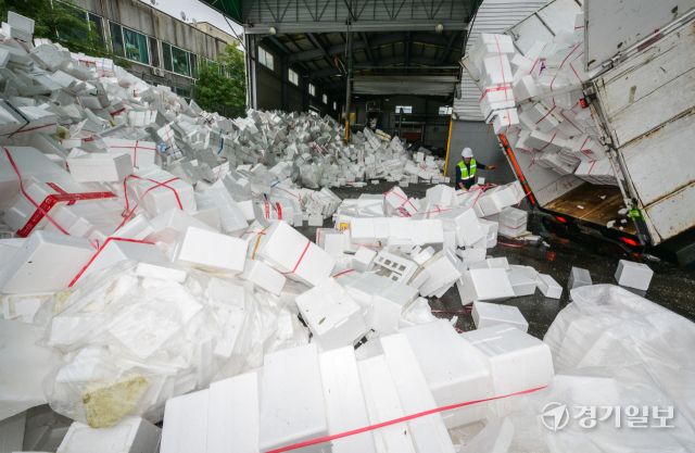 10일 용인특례시 처인구 이동읍 공공재활용센터에서 관계자들이 추석 연휴 기간 배출된 스티로폼을 처리하고 있다. 윤원규기자