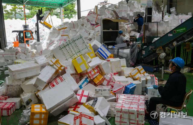 10일 용인특례시 처인구 이동읍 공공재활용센터에서 관계자들이 추석 연휴 기간 배출된 스티로폼을 처리하고 있다. 윤원규기자