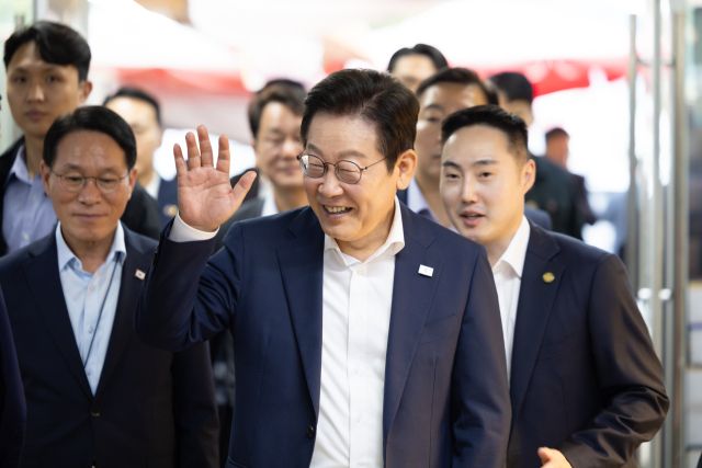 이재명 대통령이 추석 연휴 첫날인 3일 인천 강화제일풍물시장을 방문해 시민들과 인사하고 있다. 연합뉴스