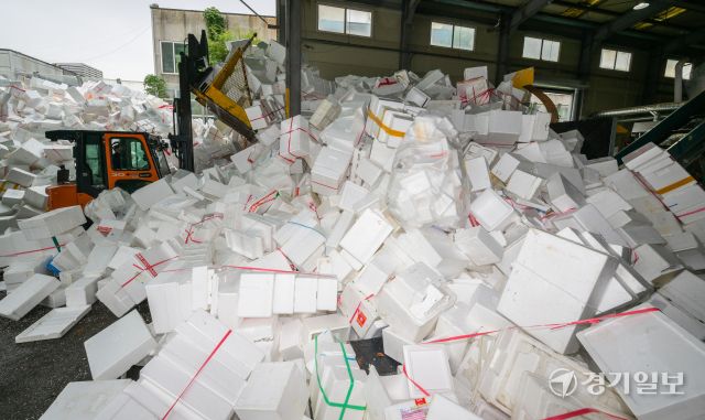 10일 용인특례시 처인구 이동읍 공공재활용센터에서 관계자들이 추석 연휴 기간 배출된 스티로폼을 처리하고 있다. 윤원규기자