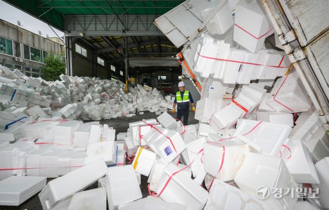 10일 용인특례시 처인구 이동읍 공공재활용센터에서 관계자들이 추석 연휴 기간 배출된 스티로폼을 처리하고 있다. 윤원규기자