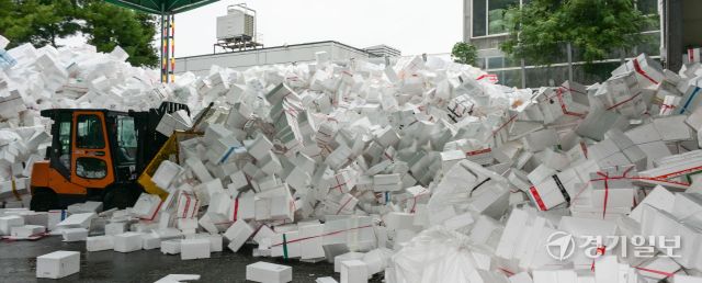 10일 용인특례시 처인구 이동읍 공공재활용센터에서 관계자들이 추석 연휴 기간 배출된 스티로폼을 처리하고 있다. 윤원규기자
