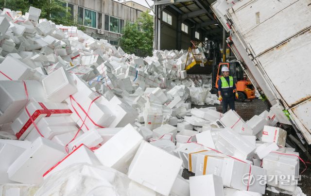 10일 용인특례시 처인구 이동읍 공공재활용센터에서 관계자들이 추석 연휴 기간 배출된 스티로폼을 처리하고 있다. 윤원규기자