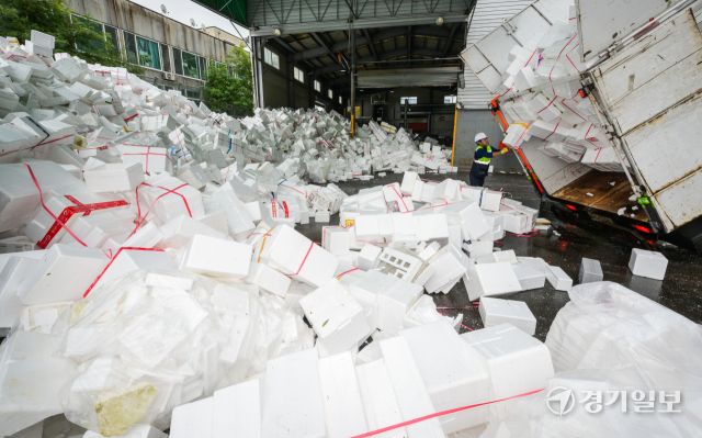 10일 용인특례시 처인구 이동읍 공공재활용센터에서 관계자들이 추석 연휴 기간 배출된 스티로폼을 처리하고 있다. 윤원규기자