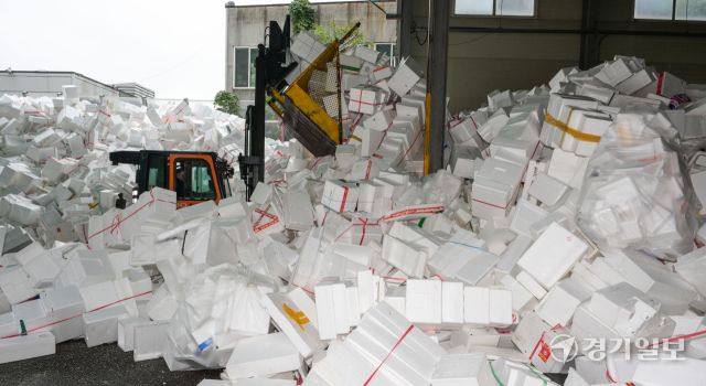 10일 용인특례시 처인구 이동읍 공공재활용센터에서 관계자들이 추석 연휴 기간 배출된 스티로폼을 처리하고 있다. 윤원규기자