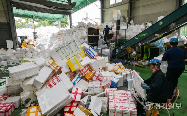 10일 용인특례시 처인구 이동읍 공공재활용센터에서 관계자들이 추석 연휴 기간 배출된 스티로폼을 처리하고 있다. 윤원규기자