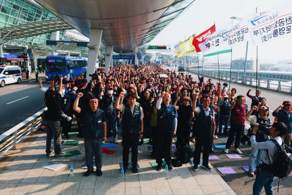 민주노총 공공운수노조 인천공항지역지부 조합원들이 지난 1일 인천국제공항 제1여객터미널에서 전면파업 사전대회를 하고 있다. 인천공항지부 제공