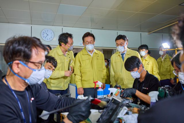 이재명 대통령이 10일 대전 유성구 국가정보자원관리원 대전 본원을 찾아 복구 작업 현장을 살펴보고 있다. 연합뉴스