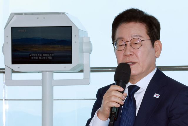 이재명 대통령이 추석 연휴 첫날인 3일 인천 강화군 강화평화전망대에서 진행된 실향민들과의 대화에서 발언하고 있다. 연합뉴스