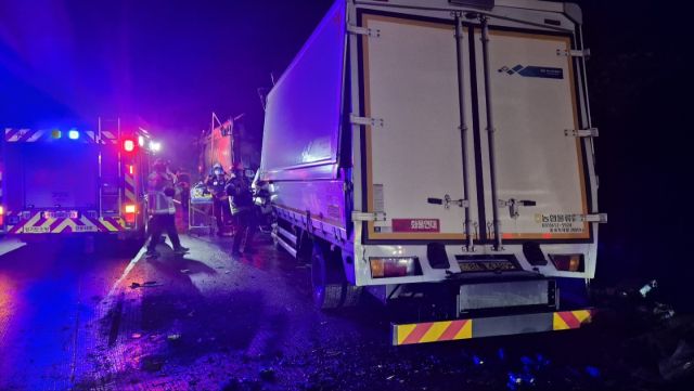 11일 오전 2시36분께 평택제천고속도로에서 3중 추돌사고가 발생했다. 경기도소방재난본부 제공