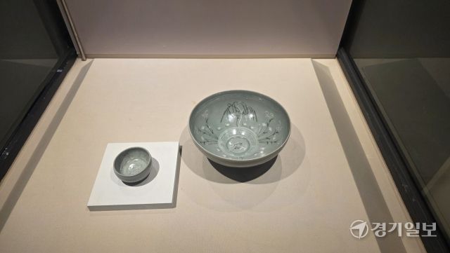 고려시대 서정적인 정취가 담긴 ‘청자상감 포류수금문 대접’. 연못의 풍경과 버드나무, 물고기과 원앙의 모습에 고려인의 자연관과 세계관이 드러나 있다. 이나경기자