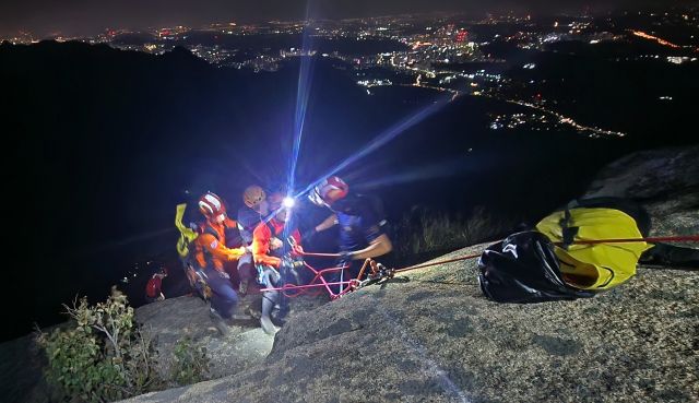 고양소방서 구조대원들이 지난달 27일 밤 북한산 노적봉 정상에서 고립된 모 대학 산악부 소속 학생 4명을 구조하고 있다. 고양소방서 제공