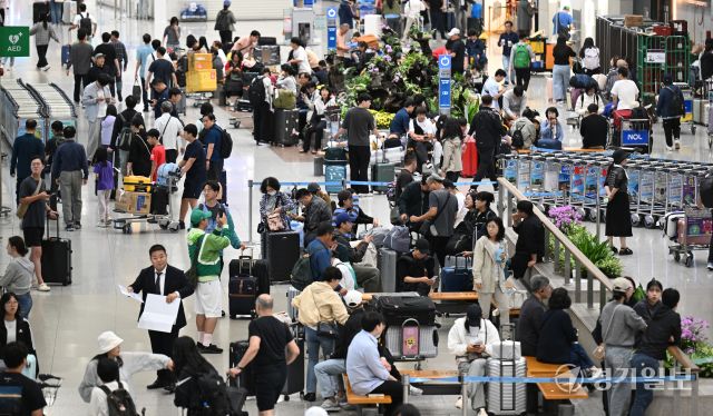 최장 열흘간의 추석 연휴 마지막 날인 12일 인천국제공항 제1여객터미널 입국장이 귀국한 시민들로 붐비고 있다. 인천국제공항은 하루 평균 이용객이 21만7000명을 기록하며 역대 추석 연휴중 가장 많은 인파가 몰렸다.