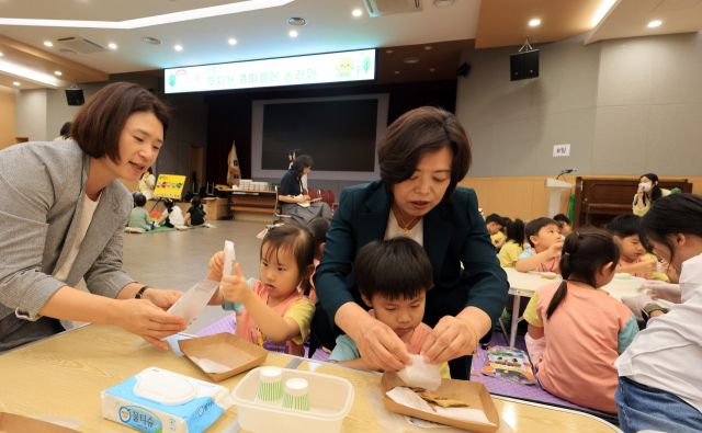 신계용시장이 지난 6월 어린이 식습관 개선을 위해 열린 무지개 캠프에서 아이들과 함께 하는 모습. 과천시 제공