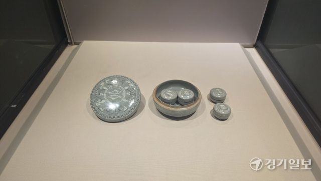 ‘청자상감 쌍어포류수금문 모자합’은 큰 합의 뚜껑을 열면 네 점의 작은 합이 가지런히 들어 있다. 버들과 갈대 사이를 헤엄치는 한 쌍의 원앙은 평화로운 수변을 떠올리게 만든다. 이나경기자