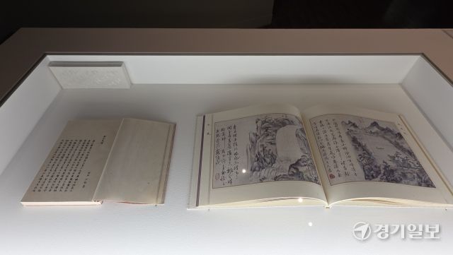 (왼쪽부터)실학사상이 담긴 정약전의 ‘자산어보’와 실제 대상을 세밀하게 관찰해 사실적으로 그려야 한다는 정신이 강조된 ‘사군강산삼선수석첩’. 이나경기자